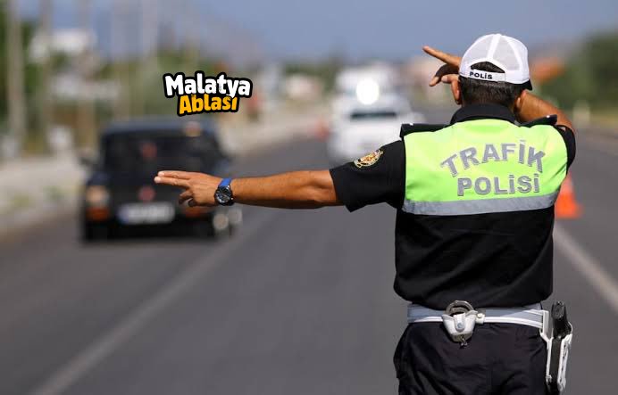 malatyaablasi's tweet photo. Malatya'da polisin ‘dur’ ihtarına uymayan sürücü

Polis bana el sallıyor sandım https://t.co/U7Du2kcP7s