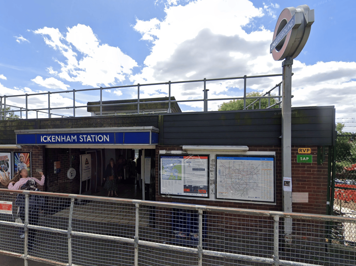 standardnews's tweet photo. Tube passenger hit by train 'couldn’t escape' due to cable tracks https://t.co/eznPDlu4B0 https://t.co/vqGBopIZvl