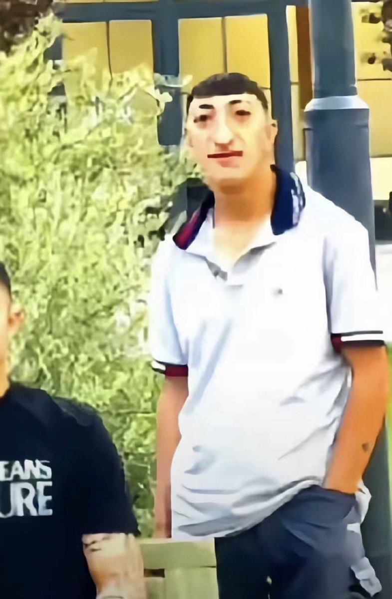 Tanımadığımız topluluğun etkinliğinde en köşede bira eşliğinde biz
