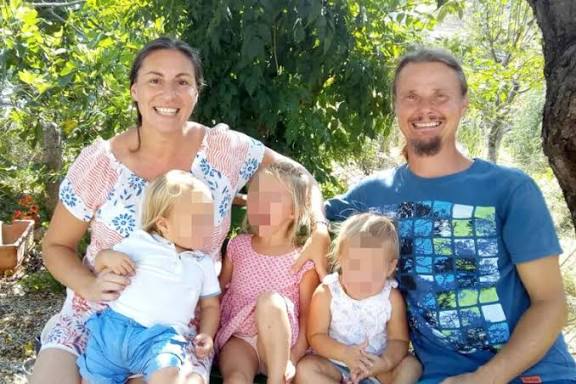 La famiglia nel bosco viene distrutta davanti agli occhi di tutti. Il tribunale strappa la madre ai suoi figli e li separa senza pietà. Tre bambini innocenti, già vulnerabili, vengono condannati a un trauma che porteranno dentro per tutta la vita.
E intanto, altrove, minori di 16