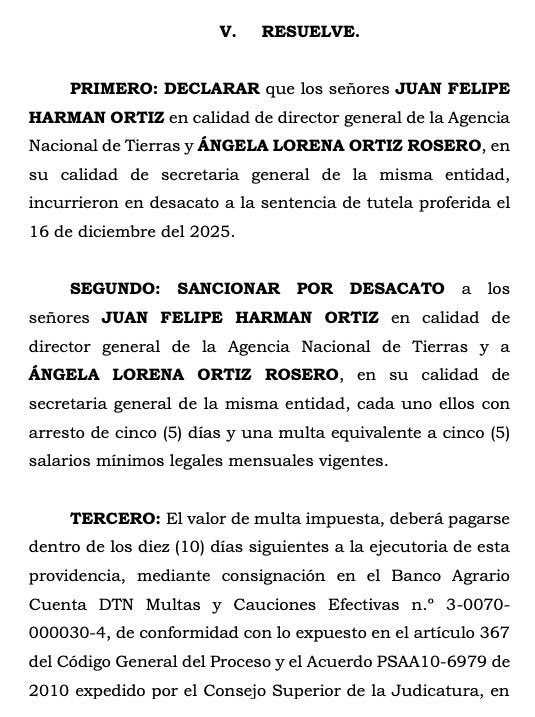 PalomaValenciaL's tweet photo. #ATENCIÓN. La Juez 50 Laboral del Circuito de Bogotá acaba de ordenar el ARRESTO por 5 días del Director de la Agencia Nacional de Tierras, Felipe Harman, y la Secretaria General de la entidad, así como el pago de una multa de 5 salarios mínimos cada uno.

El 16 de diciembre de 2025 la Juez le ordenó responder el derecho de petición que presenté el 20 de noviembre de 2025 solicitando información sobre la presunta compra irregular del predio “Peñasgordas” en Dagua, Valle del Cauca, el cual está ocupado por campesinos hace más de 20 años y no podría ser adquirido por la entidad.

Sin embargo, es la fecha en que la ANT no ha querido entregar la información, razón por la cual la Juez sancionó con desacato a estos funcionarios y compulsó copias a la Fiscalía para que los investiguen por fraude a resolución judicial.

¿Qué tanto esconden en la ANT que no me quieren entregar la información de la compra y adjudicación de predios?

¿Será cierto que existe una práctica sistemática de cobrar comisión del 10% en compra de predios y que la ANT demora el desembolso de los recursos hasta que los propietarios no paguen la coima?