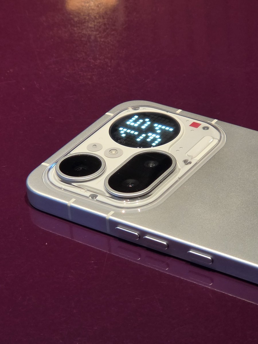 Nothing Phone (4a) Pro camera plateau looks seriously good IRL.

Very soft around the edges.