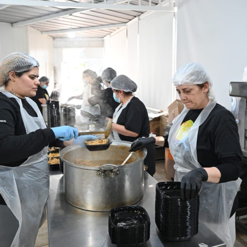 WCKitchen's tweet photo. 🇱🇧 Update from Lebanon
After an intense night of airstrikes, WCK's cooks were back at work—preparing thousands of warm meals for families who have been forced to flee their homes.
#ChefsForMidEast https://t.co/LMs6SOkPX5