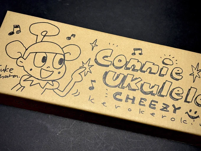ハンドペイントの コニーちゃんウクレレはこんな感じ… cheezyウクレレのビルダー 石井さんの手作りです パイナップルシェイプの ソプラノウクレレ! 裏にはタンシーもいるよ! 箱にもイラスト描きました。 お値段は148,000円(+税)です 代引きで通販もOK! 世界に一本のウクレレぜひ!