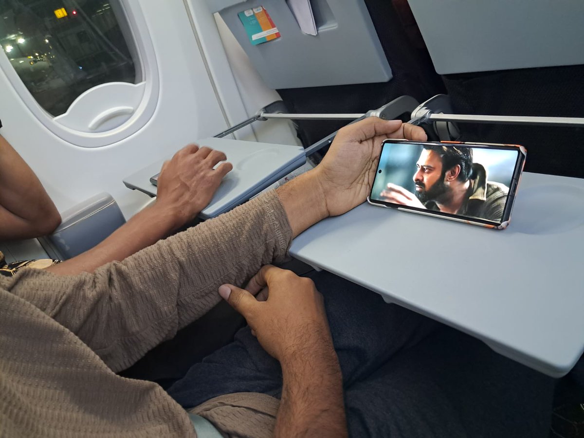 Daily dose of salaar 🔥❤️‍🔥💥

(Ma frnd gadu tesadu flight lo kuda odlava ani)😅😅

#Prabhas  #Salaar