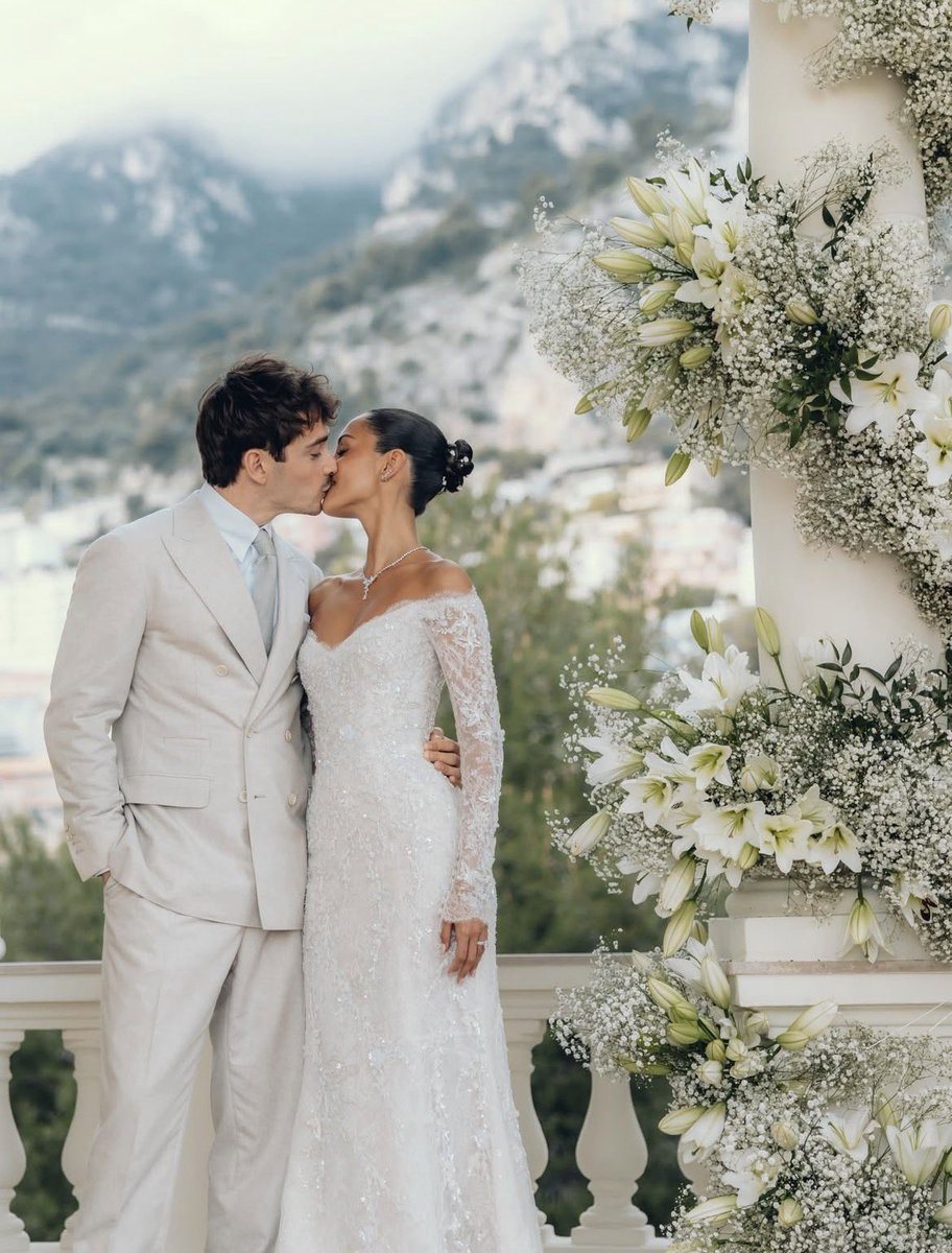 MleuxGarden's tweet photo. Oh alex, she loves the wedding pics as much as I do😭

Charles: "During the 1st flight, I mostly thought about the wedding because I took a direct flight with Alex, who, I think, looked at the wedding photos for the entire 20hr flight. So we talked a lot about the wedding. […]" https://t.co/TIVFDUdjiO