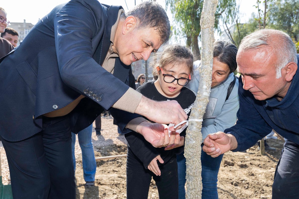 Mikro orman projelerimiz kapsamında Bornova Aşık Veysel Rekreasyon Alanı’nın yanında oluşturulan 8 bin metrekarelik İzmir İtfaiyesi Korusu’nda ağaçlar; Başkan Dr. Cemil Tugay, itfaiye erleri ve minik öğrencilerin elleriyle toprağa dikildi.

İzmir’in iklimine uygun yaklaşık 10 bin