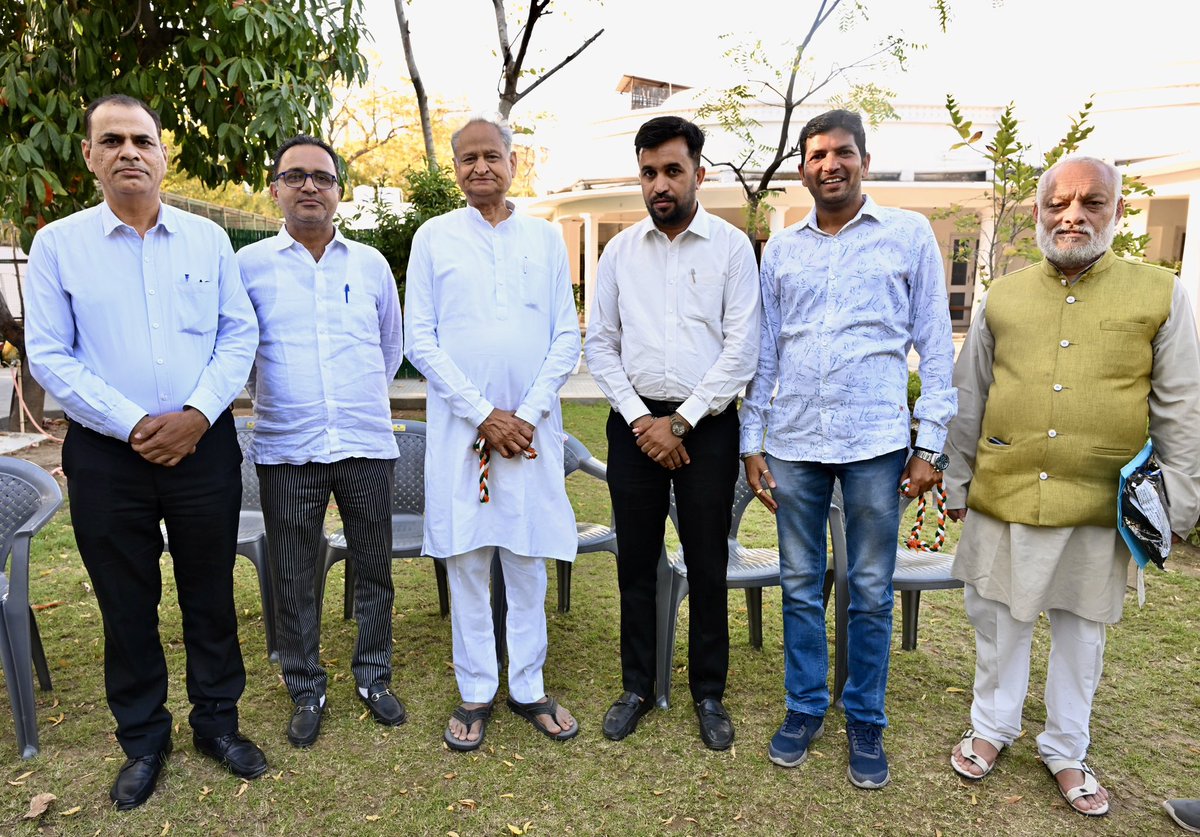 PonkhPramod's tweet photo. होली के पावन पर्व के उपरांत
राजस्थान के जननायक, पूर्व मुख्य��ंत्री
Ashok Gehlot जी से आत्मीय शिष्टाचार मुलाकात कर उनका स्नेह, आशीर्वाद एवं मार्गदर्शन प्राप्त करने का सौभाग्य मिला।
आपका स्नेह सदैव प्रेरणा देता hai 
@ashokgehlot51 https://t.co/ajOQBdQmM7