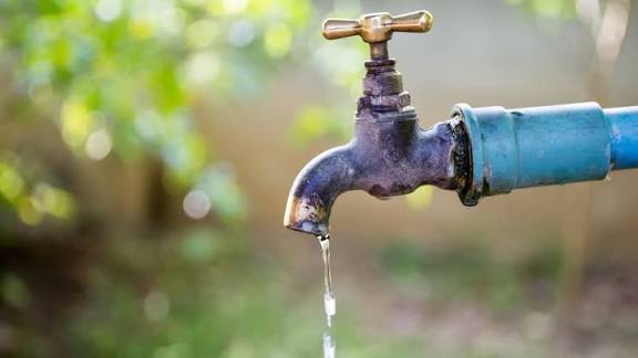 NewsMeter_In's tweet photo. #Hyderabad:
Hyderabad #WaterSupplyAlert | 36-Hour Disruption
#Drinkingwater supply to parts of Hyderabad will be affected due to major #maintenanceworks at #Manjeera Phase-3, #Peddapur #PumpHouse.
Replacement of 35-year-old HT electrical panels.
Repairs & valve replacement on 1600mm pumping main and 2000mm gravity main pipelines.
From: 8 AM, March 7, 2026 (Saturday).
To: 8 PM, March 8, 2026 (Sunday)
#Impact: • #Sheikhpet Reservoir – Supply fully stopped.
• #Bhojagutta – Low pressure supply.
• #Manikonda, #Kokapet, #Narsingi, #Manchirevula – No supply.
• Transmission I & II – Supply fully stopped.
#Residents in affected areas are advised to use water sparingly.