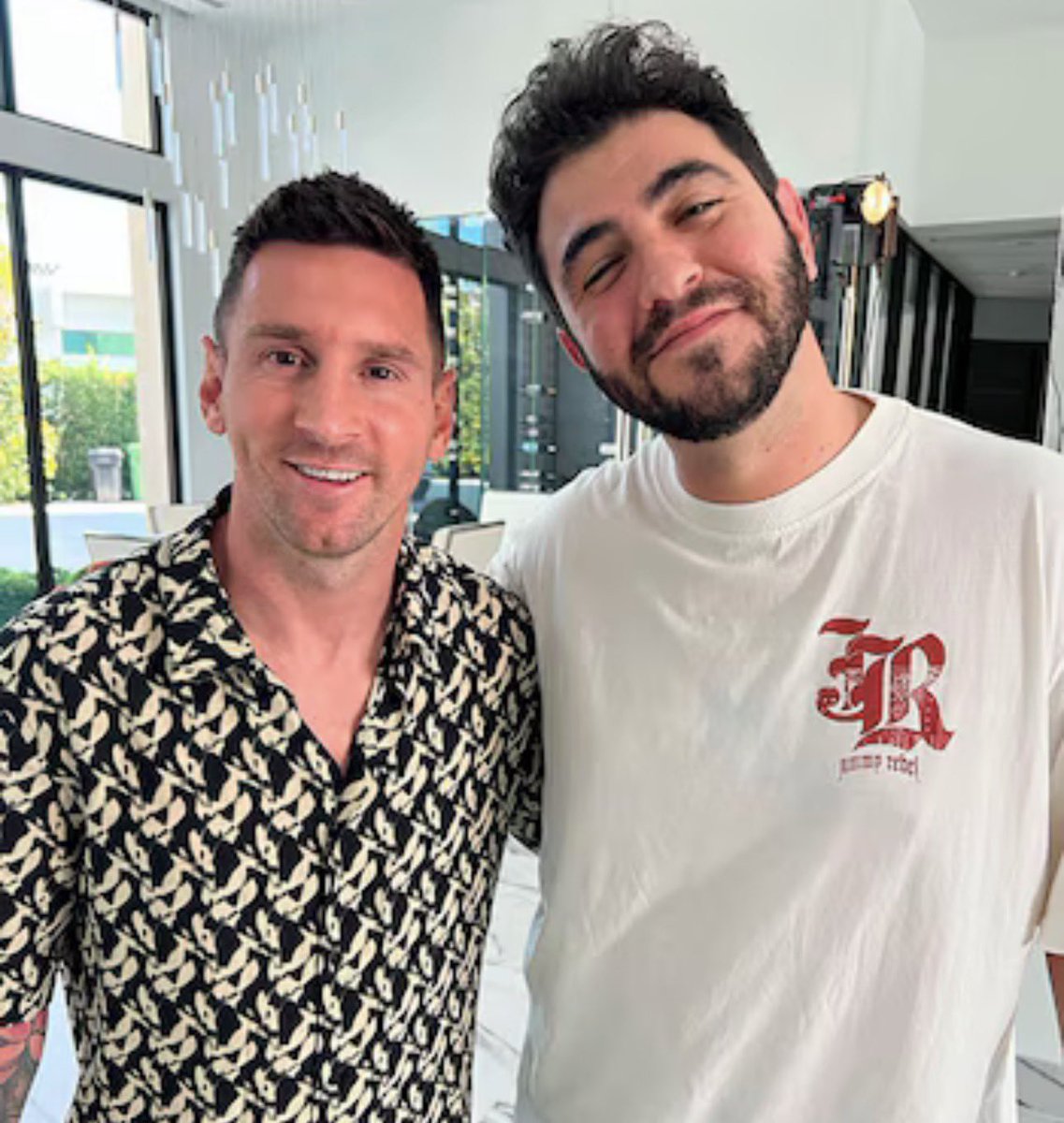 Este pelotudo se babeaba a diario para conseguir una nota post mundial en su canal de streaming y Messi no solo se las dió sino que hasta los recibió en su casa. Ahora salta a tirarle mierda indirectamente como buen tibio.

La palabra desagradecido se queda muy chica.