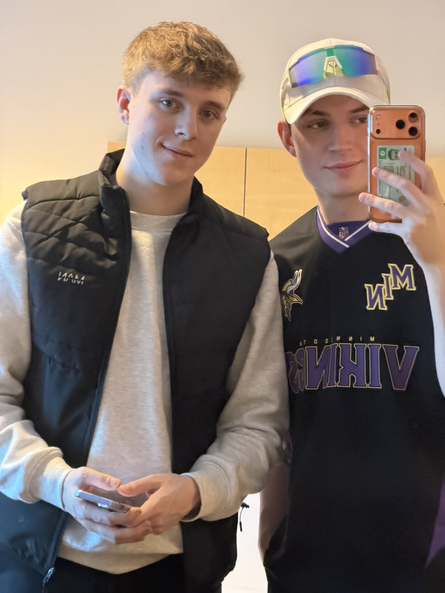 CiaranDanielz's tweet image. Checked in to da hotel ☺️