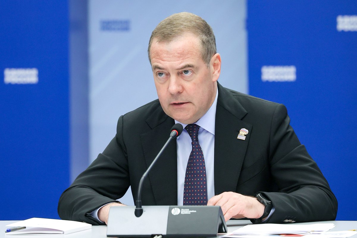 🔴Rusya Güvenlik Konseyi Başkan Yardımcısı Medvedev:

“Körfez’deki Arap ülkeleri, topraklarında ABD üslerine izin verdi ve bunun kendilerini koruyacağını sandı.

Ama durum öyle değil. ABD onları sadece kullanıyor ve yalnızca tek bir ülkeyi koruyor.

ABD üsleri koruma değil,