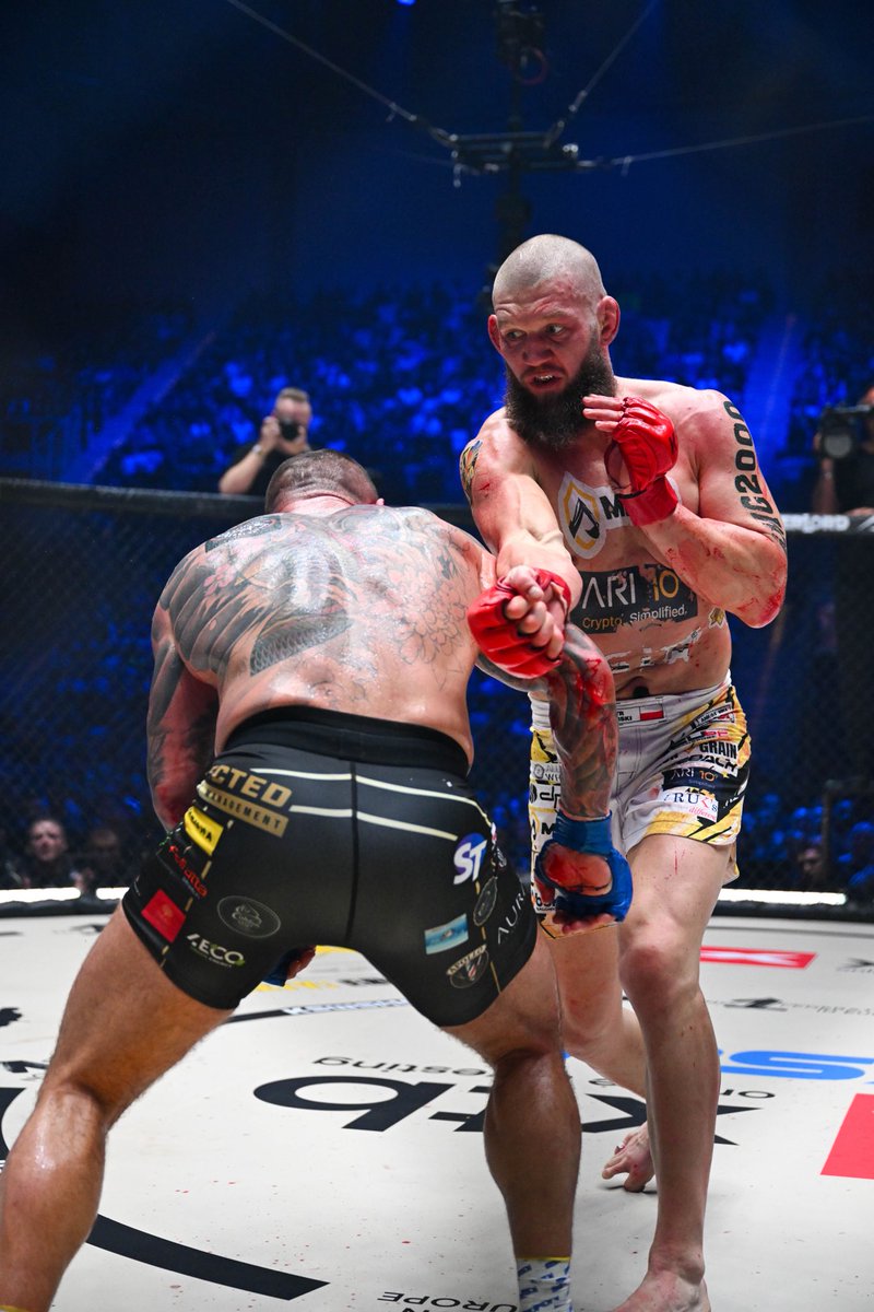 KuberskiPiotr's tweet photo. Współcześni gladiatorzy
Kiedyś walczyli w piasku Koloseum.
Dziś walczą w klatce.
Tłum krzyczał wtedy i krzyczy teraz.
Zmieniły się zbroje, zasady i arena,ale jedno pozostało takie samo-serce wojownika.
Kiedyś dla cesarza.
Dziś pasji ,pasa ,historii i własnego nazwiska
#qbear https://t.co/mAD9VtrzFb