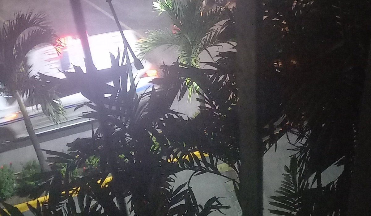 reynbow02_'s tweet photo. Jusko same bldg kami kung saan nahuli ang Gunman ng Azure
Sa condo namin sya nagtago
May 2 baril sya sa unit nya nung nahuli ng mga awtoridad
9PM sya nadakip pero around 11:20PM na siya nailabas ng condo

Ilang hrs kami vigilant kasi nasa taas lang sya https://t.co/kT5ZKmFmR6