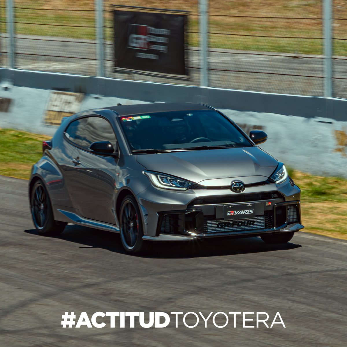 Esta semana presentamos el nuevo GR Yaris, que viene con motor G16E-GTS de 1,6 L de 3 cilindros. El precio será de ¢59,900 para la versión 2026 y ya estamos haciendo reservas.