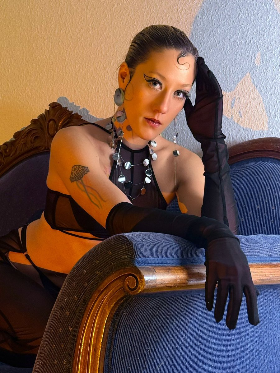 Lady Solar Divine tweet media