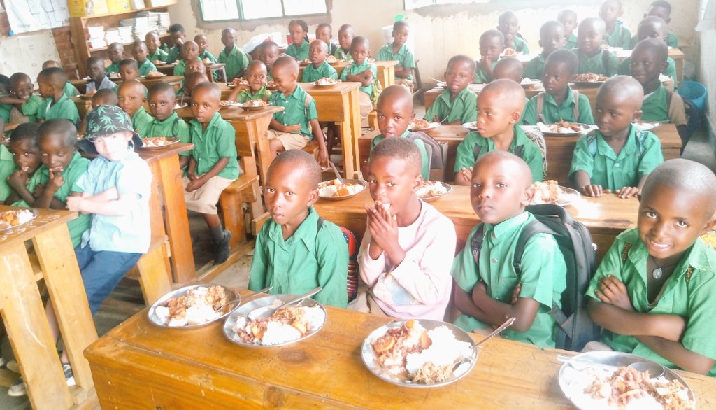 ByiringiroCome's tweet photo. Umunsi mpuzamahanga wa school feeding Kuri GS kibuye @KarongiDistr @Ministerofeduc3 @REBRwanda @NESA_Rwanda https://t.co/4OAgProg9a