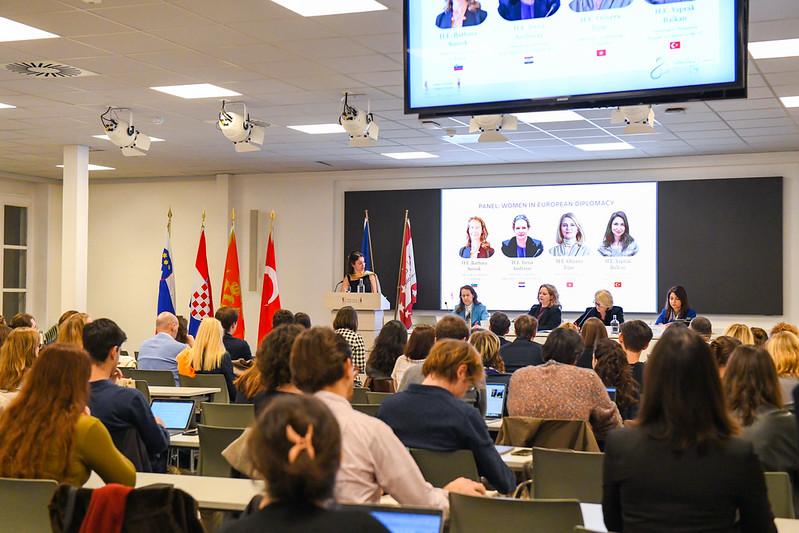 TC_AVBIRDT's tweet photo. 🇹🇷🇪🇺 Delighted to take part in the “Women and Diplomacy” panel at @collegeofeurope in Bruges, held during the Central&amp;South-East Europe Week and on the occasion of #InternationalWomensDay. A pleasure to share my experiences and exchange w/ students alongside the Amb. of 🇭🇷🇸🇮 &amp; 🇲🇪 https://t.co/EzMRX4zo5J