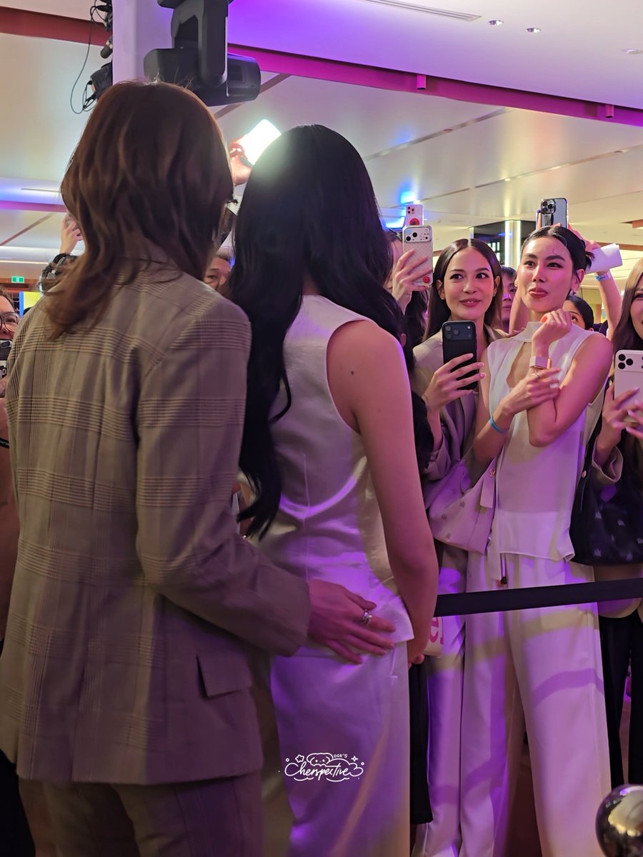 ละผมยืนอยู่ตั้งนานไม่รู้เลยว่านั่นจีน่า555555555