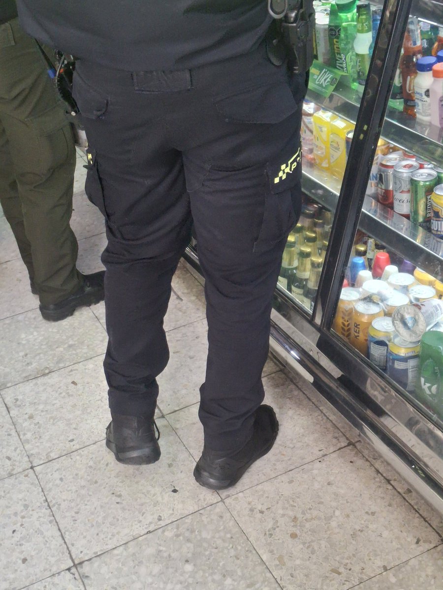 Ricu culo 🍑🤤😋 de Policía 🚨  ni la autoridad se salvo de mi morboseada de culo hay video luego lo subo dependiendo de los like de esta publicación.
#chudai #gay #culosgay #madurosgay #paquetesgay #vergagay #morbopúblico #morbotransmilenio