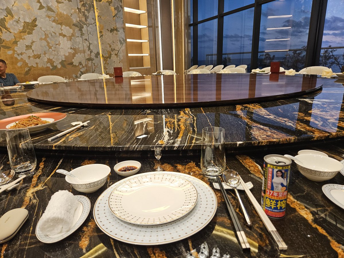 yuefugui120's tweet photo. 30人的大围桌，人还没有到。生活有远方，没有苟且，有快乐最重要。互了 https://t.co/6AQy2LkR4q