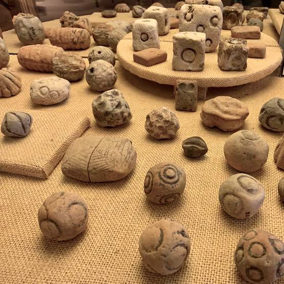 MoundLore's tweet photo. At Poverty Point in Louisiana, archaeologists kept finding the same thing over and over.

Small pieces of fired clay.
Thousands of them.
Actually tens of thousands.

They weren’t beads.  
They weren’t sling stones.  
They weren’t ornaments.

They were cooking technology.
Archaeologists call them (PPO) Poverty Point Objects.

Hand-shaped from local clay.  
Usually about the size of a golf ball.  
Fired hard enough to survive repeated heating.

Most date to roughly 1700–1100 BCE, when the enormous earthworks at Poverty Point were being built.

And they solved a simple but stubborn problem: how to boil food without pottery.

The clay pieces were heated in open fires and then dropped into pits or containers lined with baskets, hides, or packed earth filled with water and food.

The hot clay transferred heat into the liquid. 
Batch after batch. 
Meal after meal.

Clear evidence of repeated, organized cooking on a scale large gatherings would require at one of the biggest earthwork centers in ancient North America.

No metal tools.
No ceramic pots.

Just clay, fire, and people in the Lower Mississippi Valley solving the problem of boiling food more than 3,500 years ago.