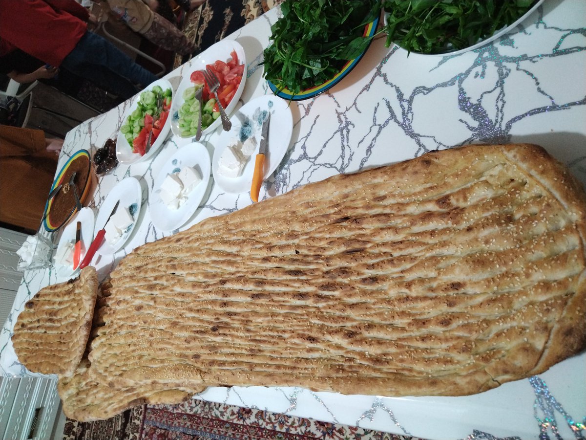 سلام سر سفره افطار
با دعای فرج و مرگ شیطان بزرگ افطار کردیم
اینهم بربری مخصوص افطار