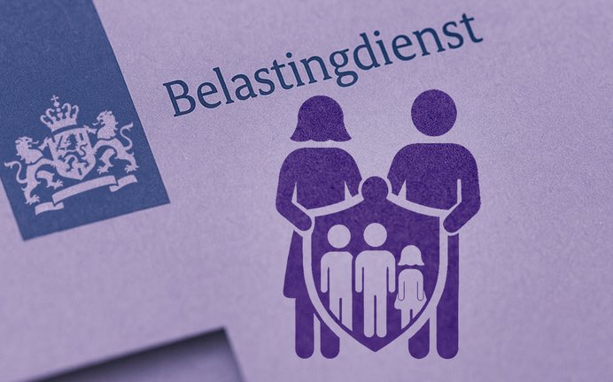 NJHoekman's tweet photo. Box 3 sneuvelt onder de kritiek… dus de ramptenaren in Den Haag hebben alweer een nieuw doelwit gevonden: ouders die hun kinderen helpen.

Ambtenaren willen de belastingvrije schenking aan kinderen aanpakken omdat dat “oneerlijk” zou zijn voor mensen zonder kinderen. Serieus?

Geld waar allang inkomstenbelasting, btw en vermogensbelasting over is betaald… mag je straks nóg minder makkelijk aan je eigen kinderen geven.

Dus in plaats van vrijstellingen te verruimen, wordt het plan: gewoon verder afpakken.

Box 3, erfbelasting, schenkbelasting…
het lijkt alsof vermogen opbouwen en doorgeven koste wat kost onmogelijk moet worden.

De echte vraag is:
hoeveel meer accepteert slapend Nederland nog?