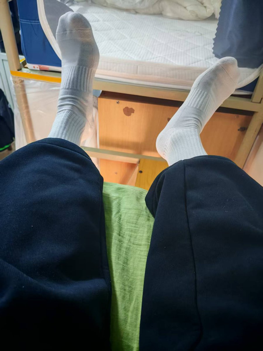 Hao1171's tweet photo. 准备开张咯#挠脚心#白袜#直男 https://t.co/EXxHKwWCd4