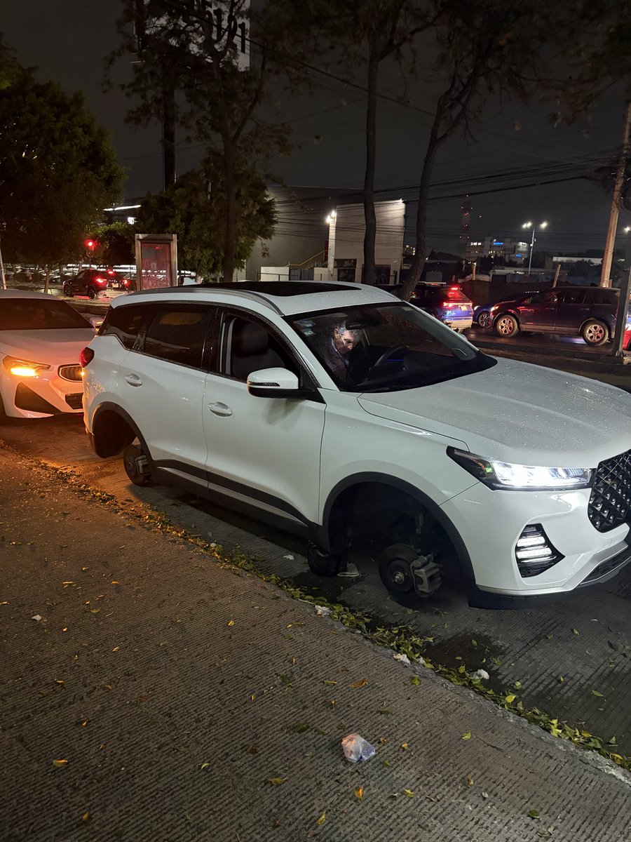 Ayer 8 pm sobre circuito juan pablo segundo, impresionante como ya ni en una zona residencial te salvas, 40 min y ni una sola patrulla, así está la ciudad… <a href="/pepechedrauimx/">Pepe Chedraui 🇲🇽</a> <a href="/IntoleranciaID/">Intolerancia Diario</a> <a href="/LetyTorres_G/">Lety Torres ®️</a> <a href="/contracara68/">Enrique Núñez</a> <a href="/FerMaldonadoMX/">Fernando Maldonado</a> <a href="/alvarez_armando/">Armando Alvarez</a> <a href="/GilbertoBrenis/">Gilberto Brenis ®</a>