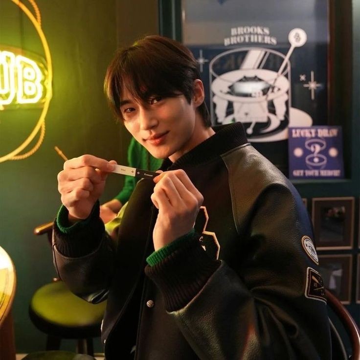 byeonwoonist's tweet photo. bro whatever was in the air that day... https://t.co/dbDcE03tDb