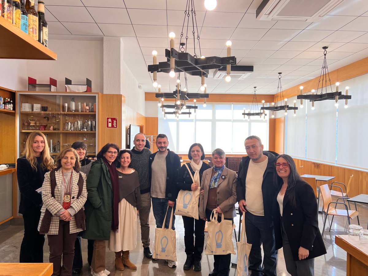 CAFIgalicia's tweet photo. 🇹🇷 Esta semana, nunha mobilidade #ErasmusPlus a institución @izmirolgunlasmainso visitou @easdmestremateo, @CAFIGalicia e @CIFPCOMPOSTELA.
🇪🇺Encontros para fortalecer a colaboración internacional na formación, o deseño e a formación profesional.
#CAFI_Incluidas @Sttairs_Erasmus https://t.co/wuXDzTJcz5