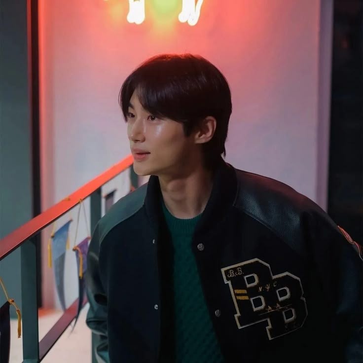 byeonwoonist's tweet photo. bro whatever was in the air that day... https://t.co/dbDcE03tDb