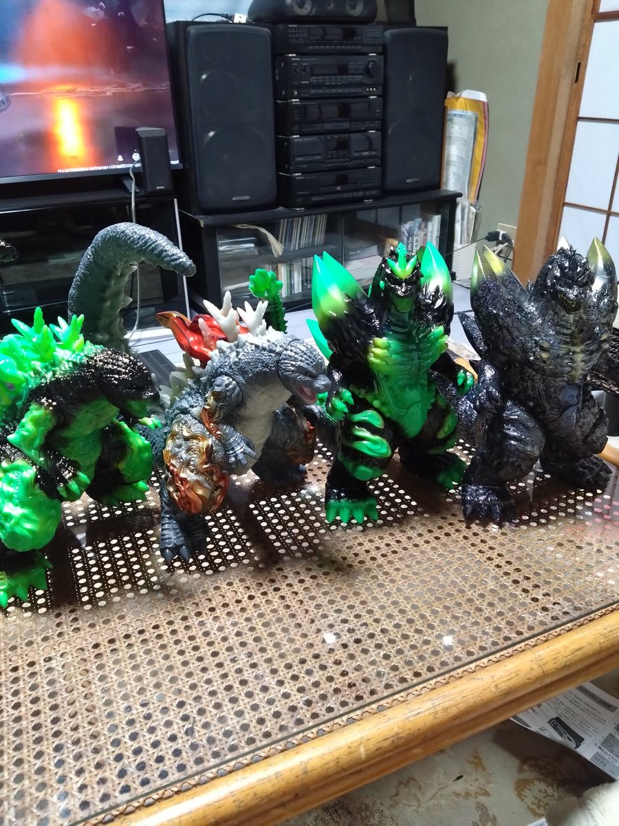 TbjzgDqr22gEMJ3's tweet photo. ワンダーフェスティバル2026冬で購入出来なかったFrogTreeのスペースゴジラとマイゴジGET🔥　相変わらず造形カラーリング共に最高にカッコイイ✨️
#FrogTree
#ソフビ
#ゴジラ https://t.co/mAkeAsgGOS