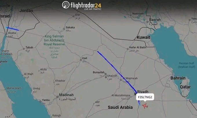 ظهرت مقاتلة F-35 إسرائيلية كانت تضرب #إيران 🇮🇷 فوق المملكة العربية #السعودية 🇸🇦 على موقع FR24 ، نسي الطيار الإسرائيلي أو تعمد عدم إطفاء جهاز الإرسال الخاص به ما جعل الأمر مفضوح في الموقع ، المحير أكثر أن المسار يظهر أن المقاتلة F-35 هبطت في قاعدة الأمير سلطان بالقرب من الرياض !!