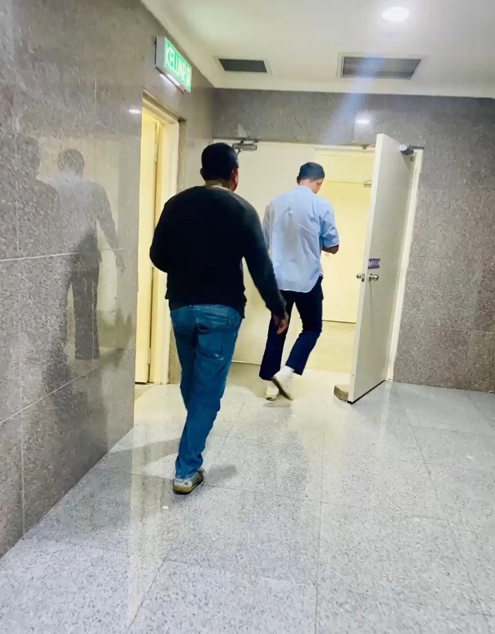 amer7211's tweet photo. Citer pasal Whatsapp ni, aku boleh faham kenapa mangkuk2 tu kena blocked. Sebab aku pun ada kisah Whatsapp juga. 

"Saya, En. Khairul, daripada Emci Emci. Boleh saya jumpa dengan Puan? Saya ada di bawah pejabat Puan sekarang."

"Saya, En. Khairul daripada Emci Emci call Puan banyak kali, Puan tak angkat call. Boleh jumpa sekejap?"

"Saya, ada di sekitar rumah ibubapa Puan. Boleh kita jumpa kat mana2 sekitar rumah ibubapa Puan?"

Ha3. Nasib bini aku cerdik. Dia bo layan. Sampailah depa terdesak, depa terjah opis bini aku bawak 2 polis. Bini aku kata, nak jumpa kasi surat la. Takde surat, bo layan. Ha3. 
Akhirnya, nak juga cari aku, terpaksalah depa keluarkan surat kehadiran untuk aku. Kat bawah, gambar aku kat IPD kena soal siasat. Henpon kena sita. Akhirnya, NFA. Kau bayangkan, parti yang kau sokong, apabila dah jadi Kerajaan, depa buat kat kau macam tu? Hanya berbeza pendapat?

Aku nak bagitahu kat korang, kalau ada mangkuk2 hantar mesej melalui Whatsapp konon daripada mana2 agensi, kau block aje. Kita ada hak sebagai rakyat Malaysia. Mintak surat rasmi atau tunggu surat rasmi. 

@JamesJSChai aku berdiri teguh di belakang anda. ✊🏻