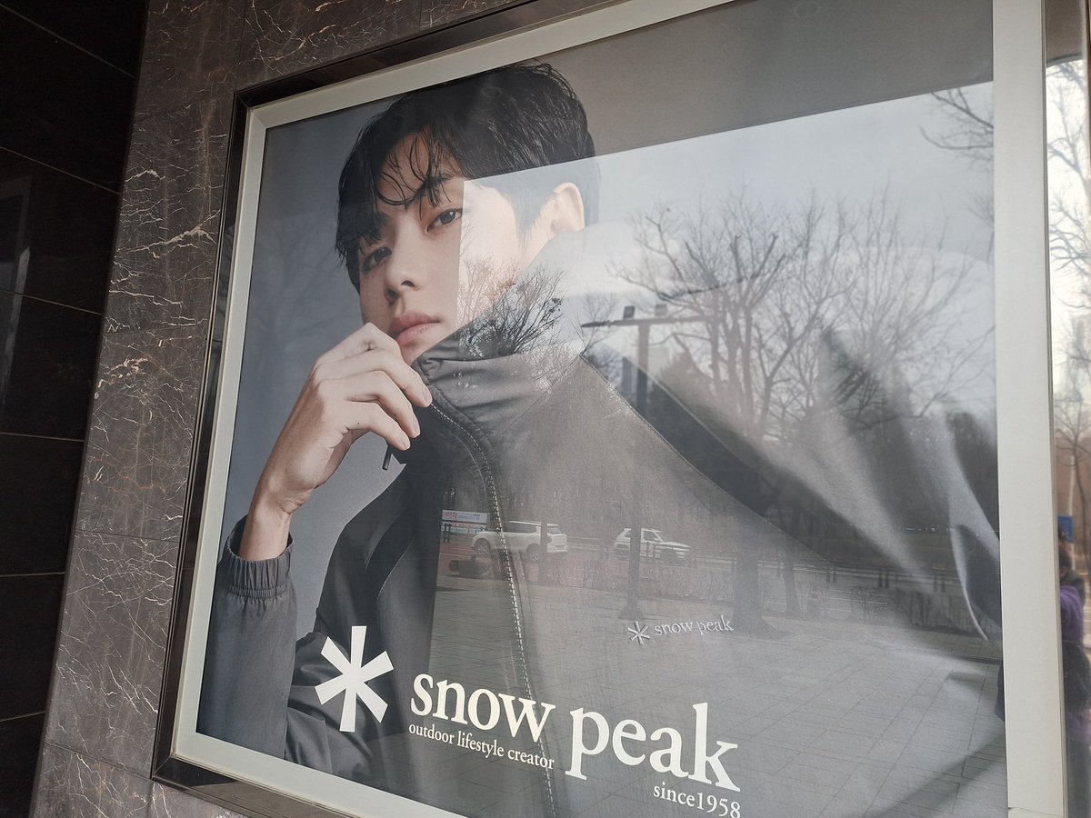 ロッテデパート仁川店正面入り口 Snow Peak Apparel キムテヒョン広告