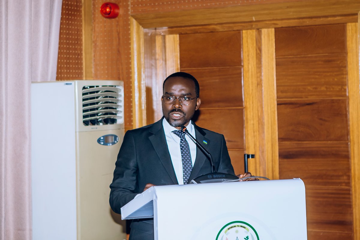 rwandastandards's tweet photo. After signing of Mutual Recognition Arrangements with RSB to facilitate trade between Rwanda , the Republic of Congo &amp; the Republic of Zimbabwe; DGs of  the Standards Bodies  joined Minister @P_Sebahizi  &amp; SG @ARSO_1977 at the ceremony to award 32 certified local companies. https://t.co/yKtrGEkGeX