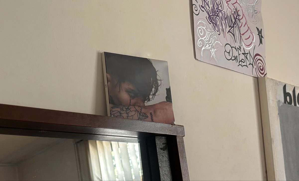 ooachee's tweet photo. mi papá: que naca porq tienes un cd de nodal en tu cuarto? 
el disco de nodal en cuestión https://t.co/bB9j1Pe6VQ