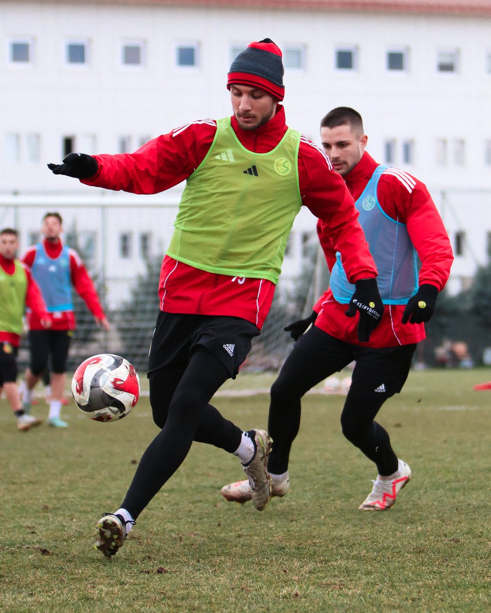 🇹🇷🤜🏼🤛🏼🇪🇸