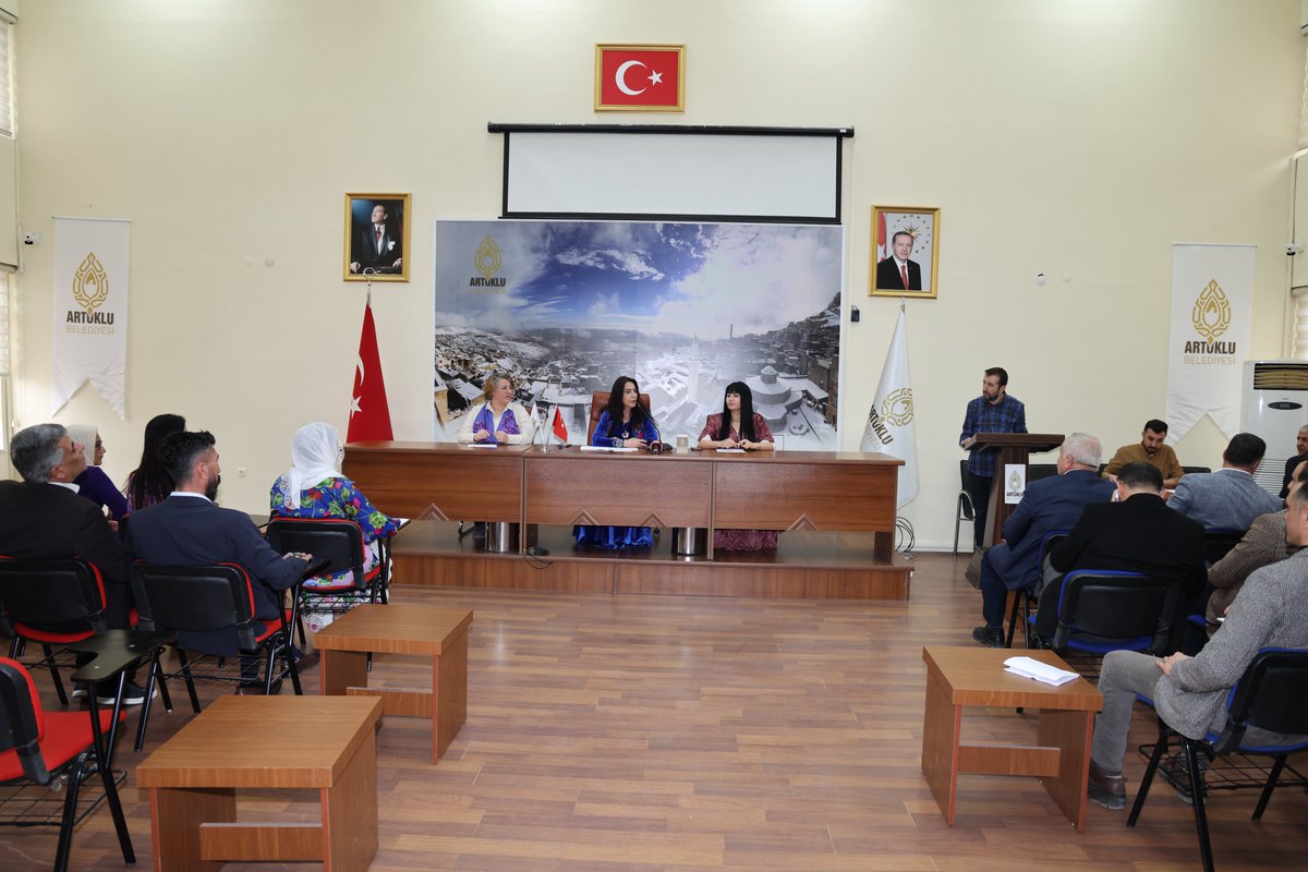 artuklubeltr's tweet photo. 🟣 8 Mart Kadınlar Günü kapsamında;

Eşbaşkanımız Münevver Ölker başkanlığında Mart Ayı Meclis Toplantısı’nın 5. Oturumu gerçekleştirildi.

Eşbaşkan Yardımcılarımız Gülgen Doğan ve Nurettin Bakış ile Meclis Üyelerimizin katılımıyla gündem maddeleri görüşüldü.

Yöresel kıyafetlerle meclis toplantısına katılan DEM Parti Grubu adına söz alan Hevin Türk, 8 Mart Dünya Kadınlar Günü kapsamında bir açıklama yaptı.

Direnişle özgürleşiyor, Demokratik toplumu birlikte örüyoruz.

~~~

🟣 Di çarçoveya 8ê Adarê, Roja Jinan de;

Bi serokatiya Hevşaredara me Münevver Ölker, Civîna Meclîsê ya Meha Adarê Rûniştina 5'emîn hate lidarxistin.

Bi beşdariya Alîkarên Hevşaredarên me Gülgen Doğan û Nurettin Bakış û endamên meclîsê, mijarên rojevê hatin nirxandin.

Hevîn Türk, ku li ser navê Koma Partiya DEM'ê bi cil û bergên herêmî beşdarî civîna meclîsê bû, di çarçoveya 8ê Adarê, Roja Jinên Cîhanê de axaftineke kir.

Em bi berxwedanê azad dibin, civaka demokratîk bi hev re dihonînin.

~~~

🟣 في إطار يوم المرأة في  آذار؛

عُقدت الجلسة الخامسة من اجتماع مجلس شهر آذار برئاسة الرئيسة المشتركة مُنَوَّر أولكر.

وجرت مناقشة بنود جدول الأعمال بمشاركة نائبي الرئيس المشترك غولغن دوغان ونور الدين باكش وأعضاء المجلس.

كما ألقت هيفين تورك كلمة باسم مجموعة حزب التي شاركت في اجتماع المجلس بالملابس التراثية، وقدمت بيانًا بمناسبة اليوم العالمي للمرأة في  آذار.

بالنضال نتحرر، ونبني المجتمع الديمقراطي معًا.

~~~

🟣 ܒܡܣܓܪܬܐ ܕ  ܒܐܕܪ، ܝܘܡܐ ܕܢܫ̈ܐ؛

ܐܬܩܝܡܬ ܝܬܒܬܐ ܕܚܡܫܐ ܕܡܘܬܒܐ ܕܐܕܪ ܒܪܝܫܘܬܐ ܕܪܝܫܬܐ ܡܫܘܬܦܬܐ ܡܘܢܘܪ ܐܘܠܟܪ.

ܘܐܬܕܪܫܘ ܣܘܓܝ̈ܐ ܕܐܓܢܕܐ ܥܡ ܫܘܬܦܘܬܐ ܕܡܥܕܪ̈ܢܐ ܓܘܠܓܢ ܕܘܓܢ ܘ ܢܘܪܕܝܢ ܒܟܫ ܘܚܒܪ̈ܐ ܕܡܘܬܒܐ.

ܘܩܡܬ ܗܝܒܝܢ ܬܘܪܟ ܒܫܡܐ ܕ ܓܘܫܡܐ ܕܦܪܬܝܐ  ܕܐܬܬܫܬܦܬ ܒܡܠܒܘܫ̈ܐ ܥܡܡܝ̈ܐ، ܘܐܡܪܬ ܒܝܢܬܐ ܒܡܣܓܪܬܐ ܕ ܝܘܡܐ ܕܢܫ̈ܐ ܕܥܠܡܐ  ܒܐܕܪ.

ܒܡܐܒܩܐ ܡܫܬܚܪܪܝܢܢ، ܘܒܢܝܢܢ ܚܒܪܬܐ ܕܡܘܩܪܛܝܐ ܥܡ ܚܕܕ̈ܐ.