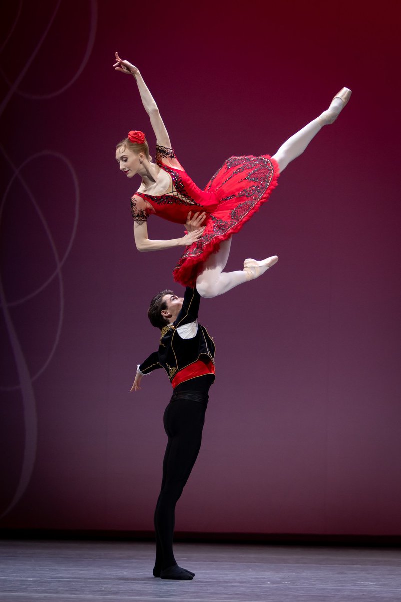 prevaleo's tweet photo. Pas de deux Китри и Базиля из балета «Дон Кихот» в исполнении солистов Большого театра Алексея Путинцева и Анастасии Смирновой. 

#БольшойТеатр #Bolshoi #ballet #BalletDancer https://t.co/rtAVsSss8V