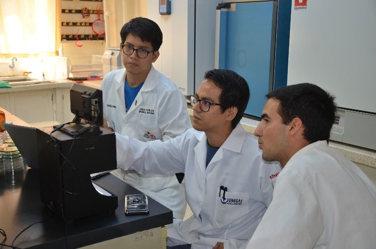 CENAIM_espol's tweet photo. 🧑🏻‍💻Estudiantes de Ingeniería en Computación de la @espol_fiec desarrollan un sistema automatizado para conteo y clasificación de colonias bacterianas en colaboración con el grupo #LíneadeSaludAnimal #CENAIM. 👩‍⚕️💡 https://t.co/UqEFwITk1k