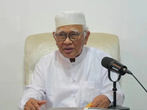 nu_online's tweet photo. Gus Mus menegaskan bahwa ilmu manusia terbatas sehingga jika mengomentari segala hal tanpa tahu batasnya menandakan kebodohan dalam dirinya. https://t.co/lnS2ZGV5Ih https://t.co/6nWQafRRkl