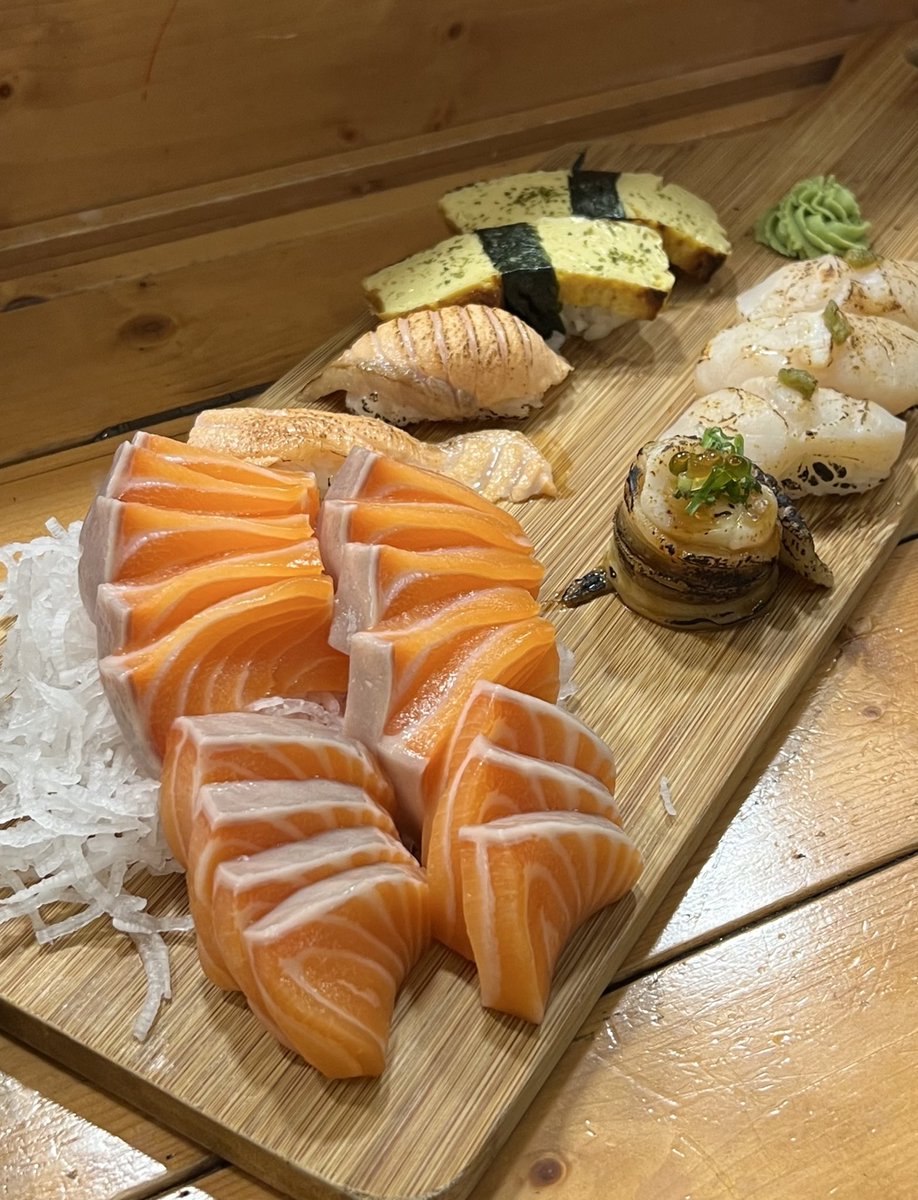 ไต้หวันค่าครองชีพแอบพอๆกับไทย แพงกว่านิดหน่อย แต่ปริมาณให้เยอะกว่ามากกกก วัตถุดิบสะอาด+ออแกนิค แซนด์วิช 120 คือกินได้ 2 มื้อ ที่ไทยคาเฟ่ cbd อาจจะ 250+ ตว.คือสวรรค์คนรักปลาดิบ แซลม่อนที่กิน 200 นิดๆ ซูชิคำละ 20 แล้วสดมากกก ตอนทำงานอยู่นู้นอีสทุกวัน เยี่ยวยาหัวใจ