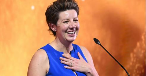 Author makes history with £30k prize for heartbreaking novel on 1980s motherhood
mirror.co.uk/lifestyle/auth…