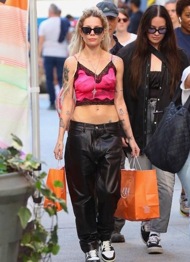 3am_darling's tweet photo. Halsey’s street fashion is going to EAT every single time for me https://t.co/Fn74OF80w2