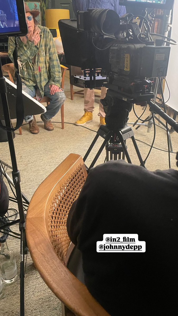 JDepp64462's tweet photo. Love these behind-the-scenes moments of #ThePeoplesArtist 🎬✨
Grateful to @TheArtofElysium & thanks to @in2_film & tompomphrey for capturing the magic ♥️🙏🏼
#TheArtOfElysium #StoriesInTheMaking https://t.co/qfpRXVO4I5