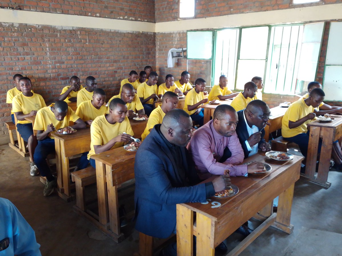 ByiringiroCome's tweet photo. Muri school feeding turya n'ikimasa shaaa @KarongiDistr GS kibuye @REBRwanda @NESA_Rwanda https://t.co/sbd3uRMWa4