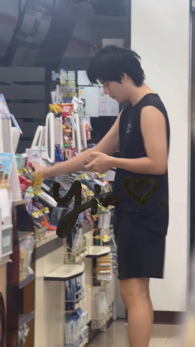 Supersunnysbh's tweet photo. On the night the announcement dropped, fans ran into Winny at convenience store and he looked so messy😭😭The next day Satang did a live with swollen eyes🥲🥲if none of you can bear this, please just come back, and no one will say anything😭

#WinnySatang #winynny #satangks https://t.co/VGV4EfIZVr